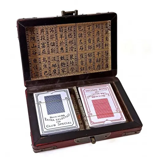 Антична скринька з ігровими картами